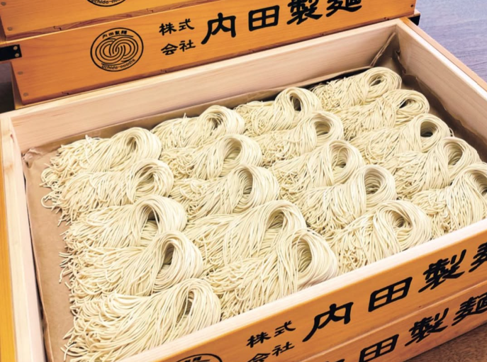 内田製麺のこだわり素材と製麺の様子