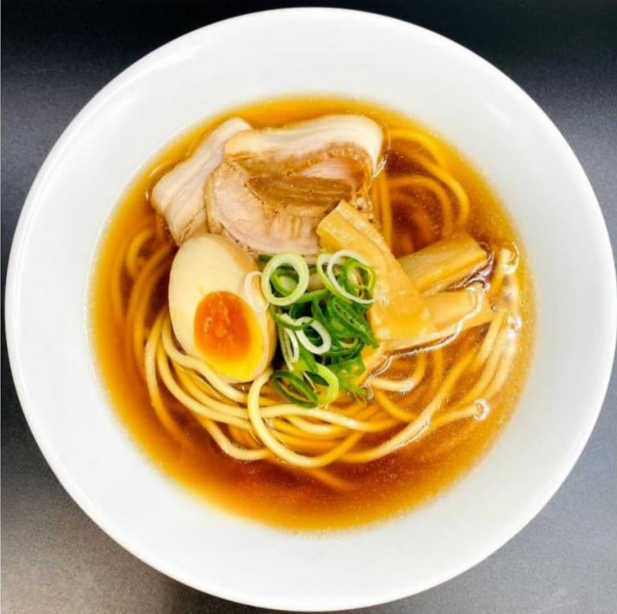 透明感のあるスープに細いストレート麺を盛り付けた豚骨ラーメン